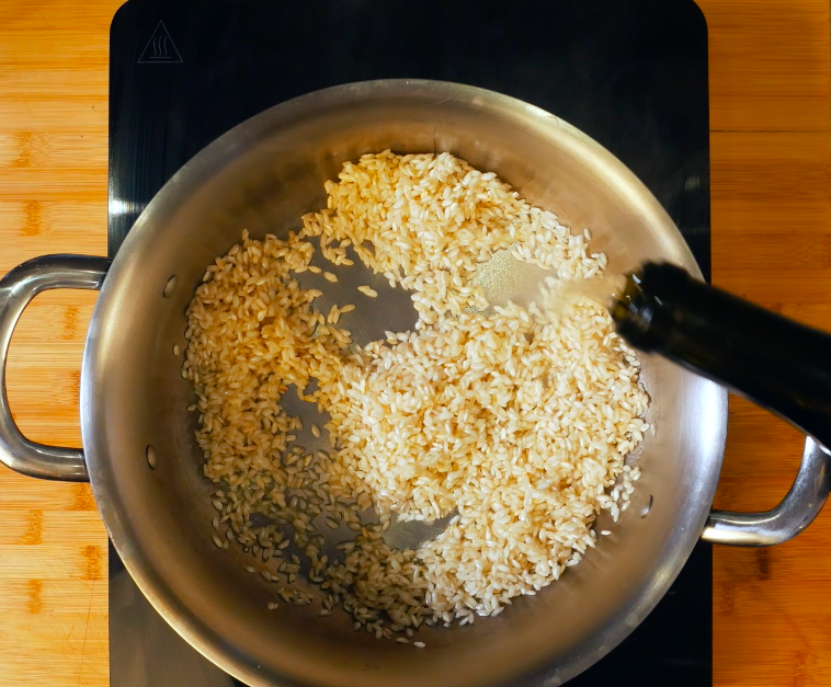Tostare il risotto con 40 gr di burro, in seguito sfumarlo con 150 ml di Franciacorta e continuare la cottura con il brodo di pesce per 12 minuti.