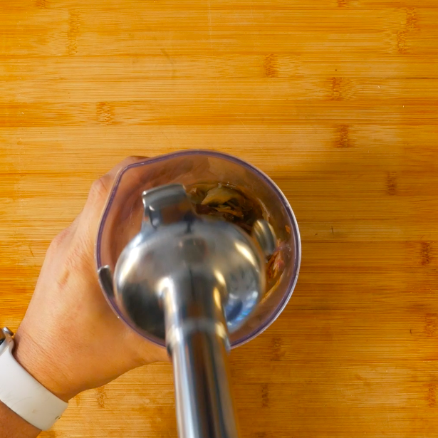 Frullare i carciofi saltati in padella precedentemente con un minipimer per creare una salsa.